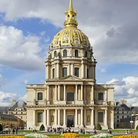 Entre Invalides Et Tour Eiffel *